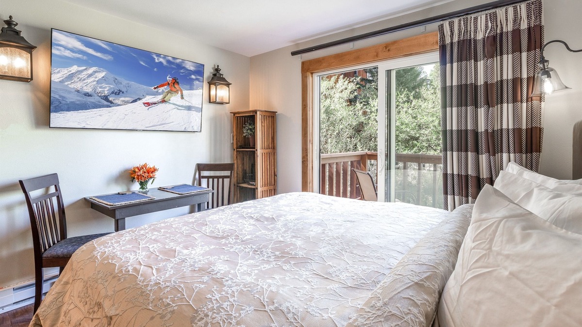 Four O'Clock Apartment | Creek. Cozy Romantic Getaway. Ski in. Pool Hot Tub