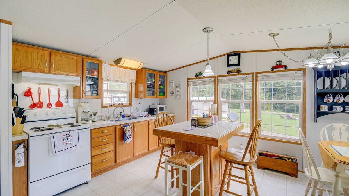 Max Meadows House | Creekfront Max Meadows Mobile Home with Deck!