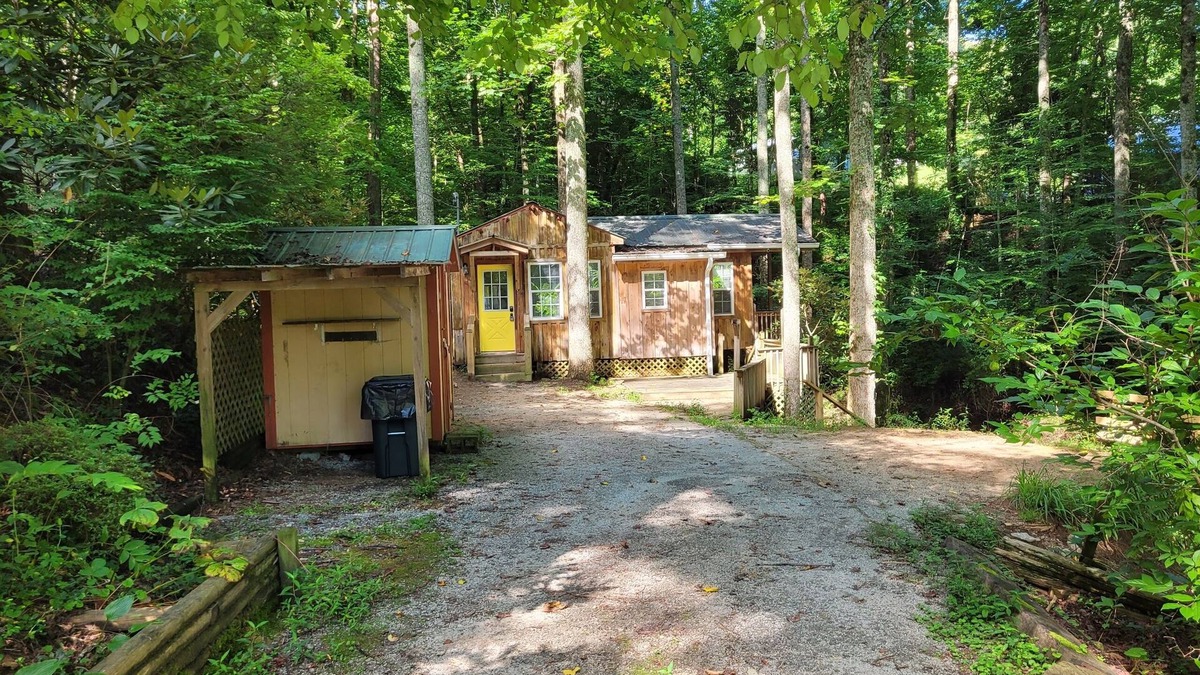 Rabun Gap Cabin | Creekside at the Wolffork Valley Chalet - Dog Friendly!