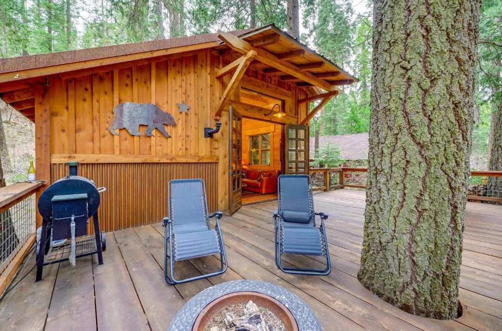 Hartland House | Creekside Cabin about 20 Mi to Kings Canyon Park!