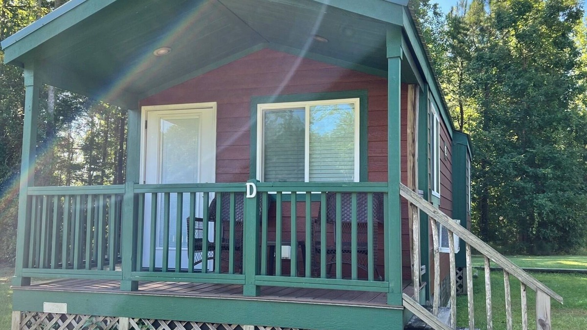 Ernul Cabin | Creekside Cabin steps away from Blount's Creek!