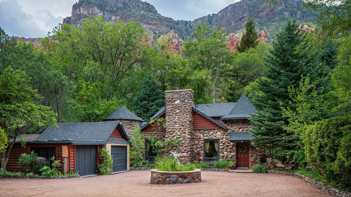 Sedona House | Creekside Chateau,patio overlooks Oak Creek, with steps directly to the water