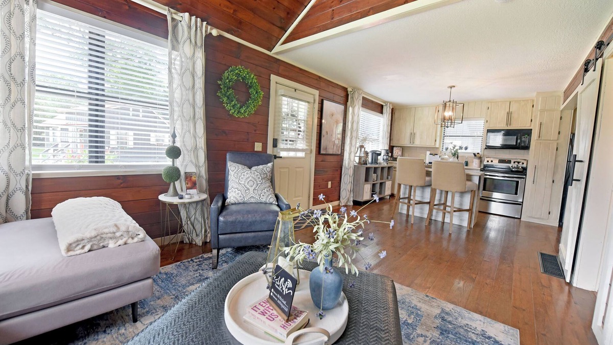 Blairsville Cottage | Creekside Cottage king Bed Frada's Nest Casual Elegance