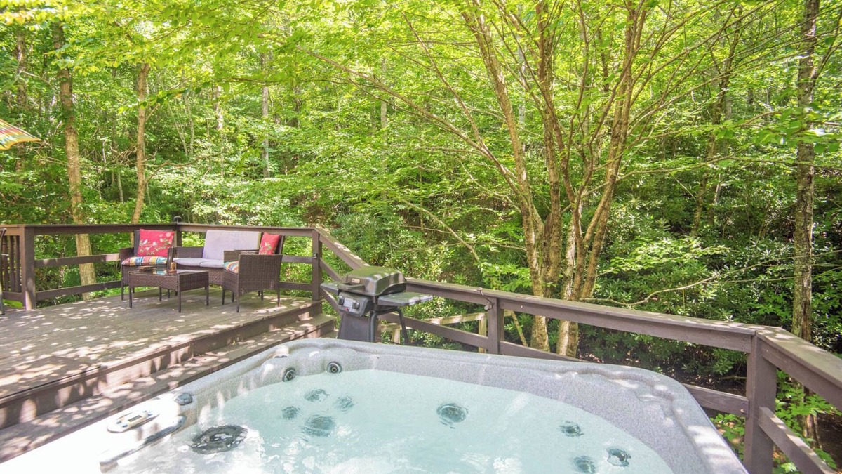 West Jefferson Cabin | Creekside Escape Private Log Home on Rushing Creek