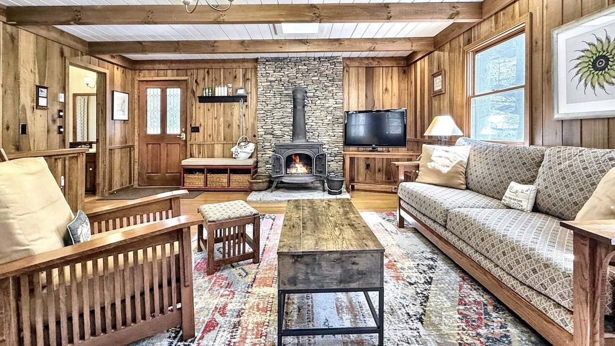 Scaly Mountain Cabin | Creekside,firepit,wood stove,family&dog friendly,covered deck dining