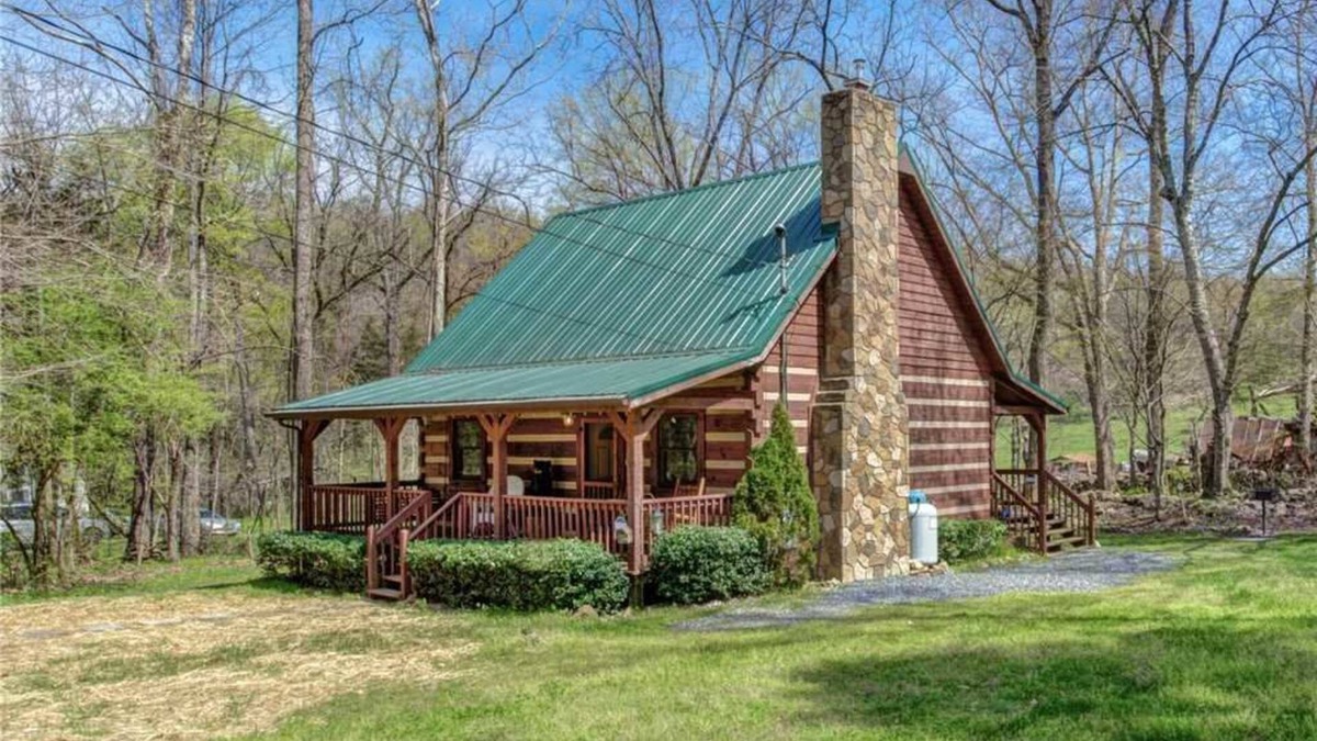 Cosby Cabin | Creekside, Hot Tub, Fire Pit, Fireplace, Quiet, Easy Access