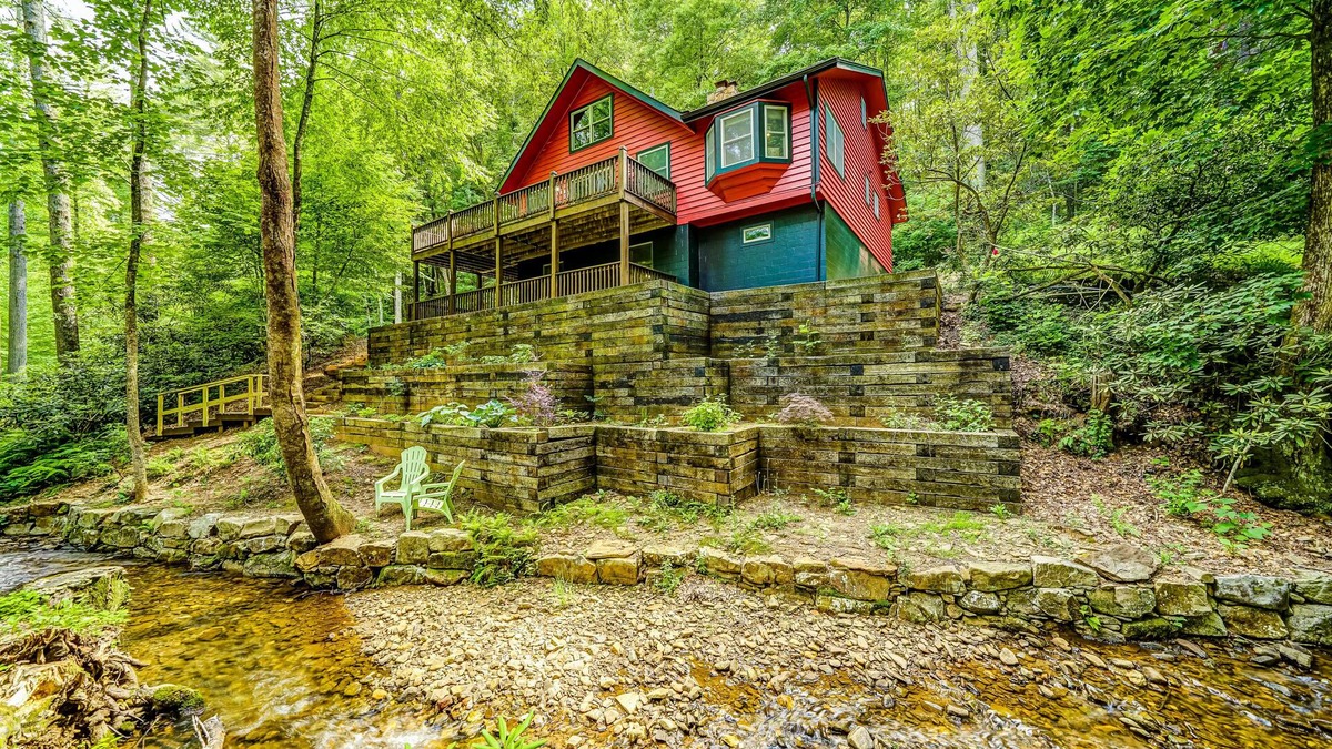 Blairsville Cabin | Creekside mountain cabin with firepit, deck, grill, Ping-Pong, and fireplace