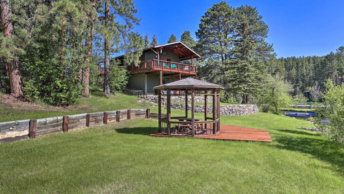 Rimrock Cabin | Creekside Rapid City Cabin w/Deck on 30 Acres!