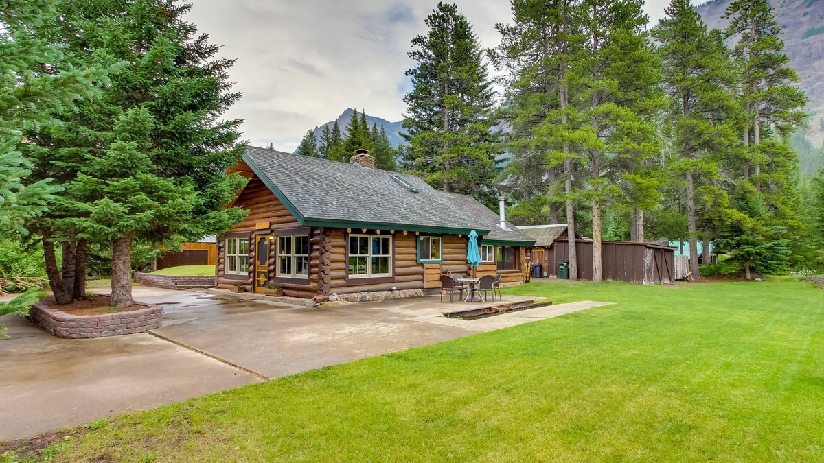 Silver Gate Cabin | Creekside Silver Gate Getaway w/Fireplace!