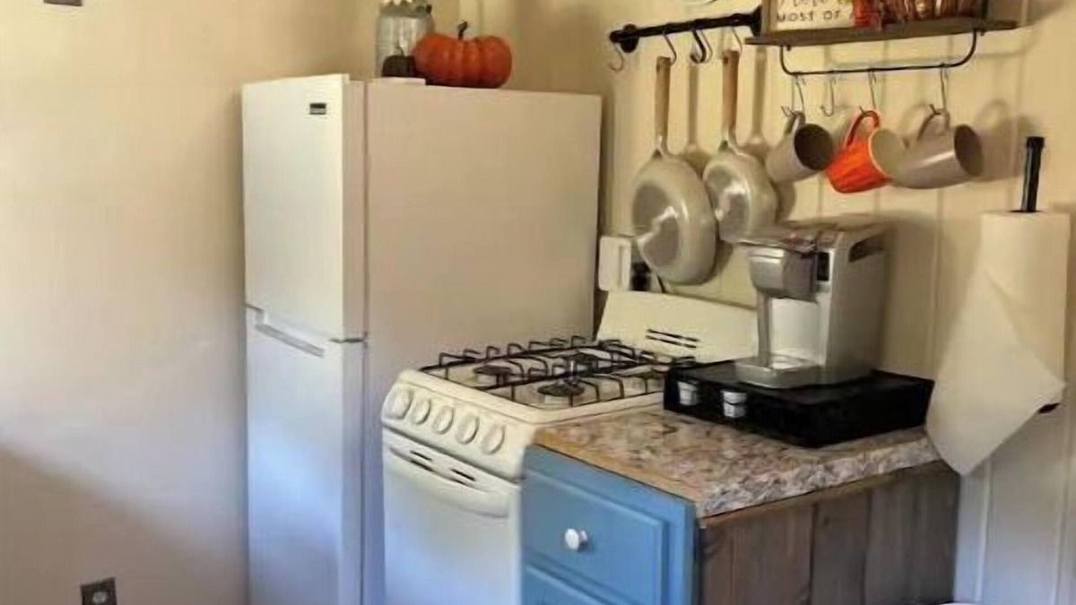 Tiger House | Creekside tiny villa, Fenced, dog friendly, 3 miles to Clayton