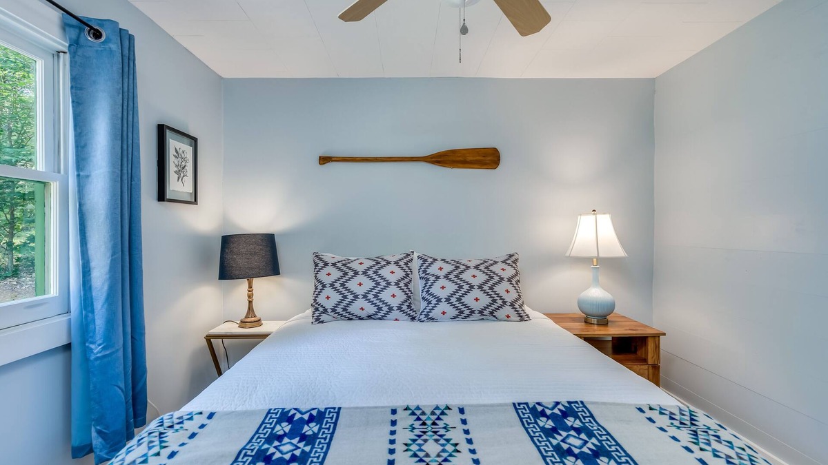 Glenfield House | Creekside vintage retreat with HOT TUB!