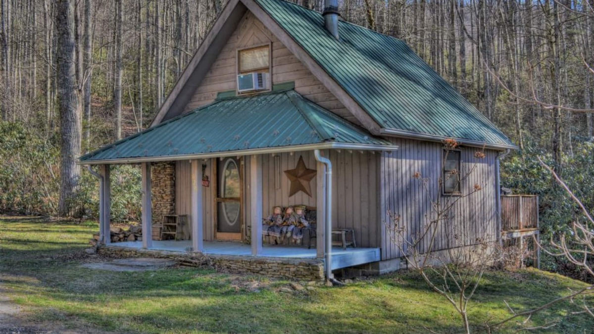 Fleetwood Cabin | Creekside Waterfalls-Open for Bookings! HOT TUB, Wi-Fi, Pet Friendly with FEE