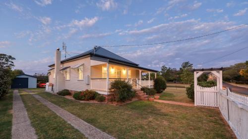 Stanthorpe House | Creekview Cottage - 70 Lock Street