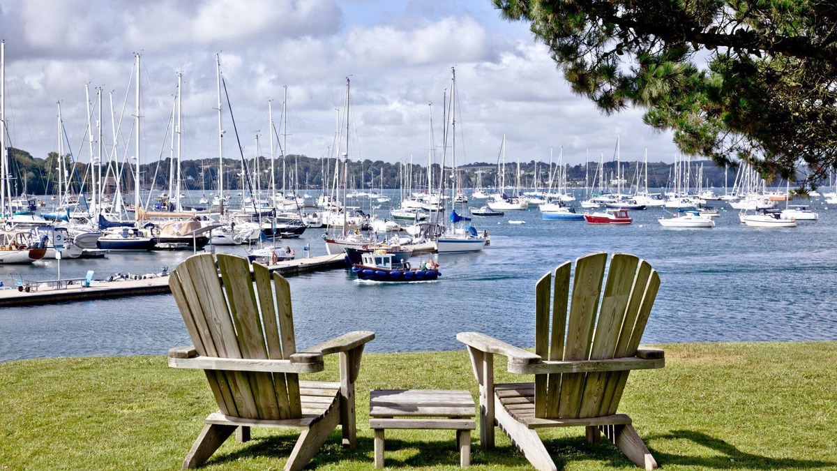 Mylor Churchtown House | Cregoes - a cottage that sleeps 8 guests in 4 bedrooms