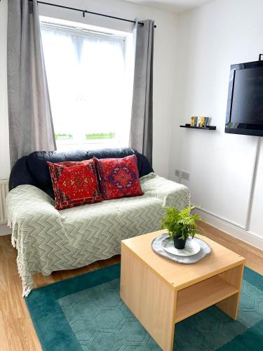 Chadwell Apartment | Crescent Apartment - Modern 1 Bedroom First Floor