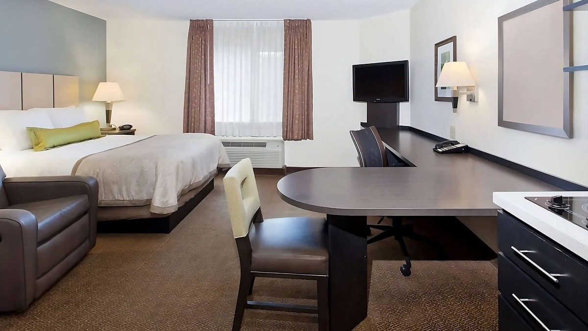 Ashley Oaks Hotel | Crescent Bend House & Gardens Tour! Pets Allowed! FREE Parking & Laundry!