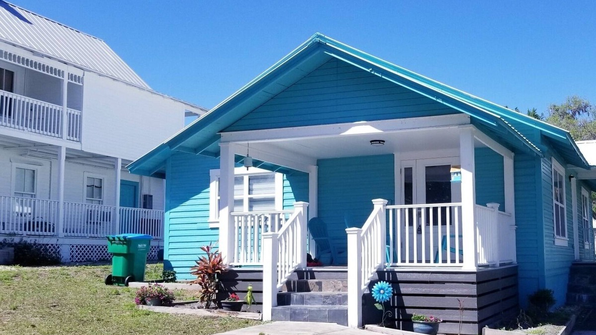Crescent City House | Crescent Lake View in Quaint Downtown Crescent City