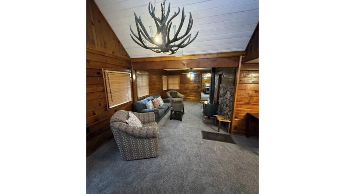 Crestline Apartment | Crest Lodge Historic Mountain Inn - Big bear