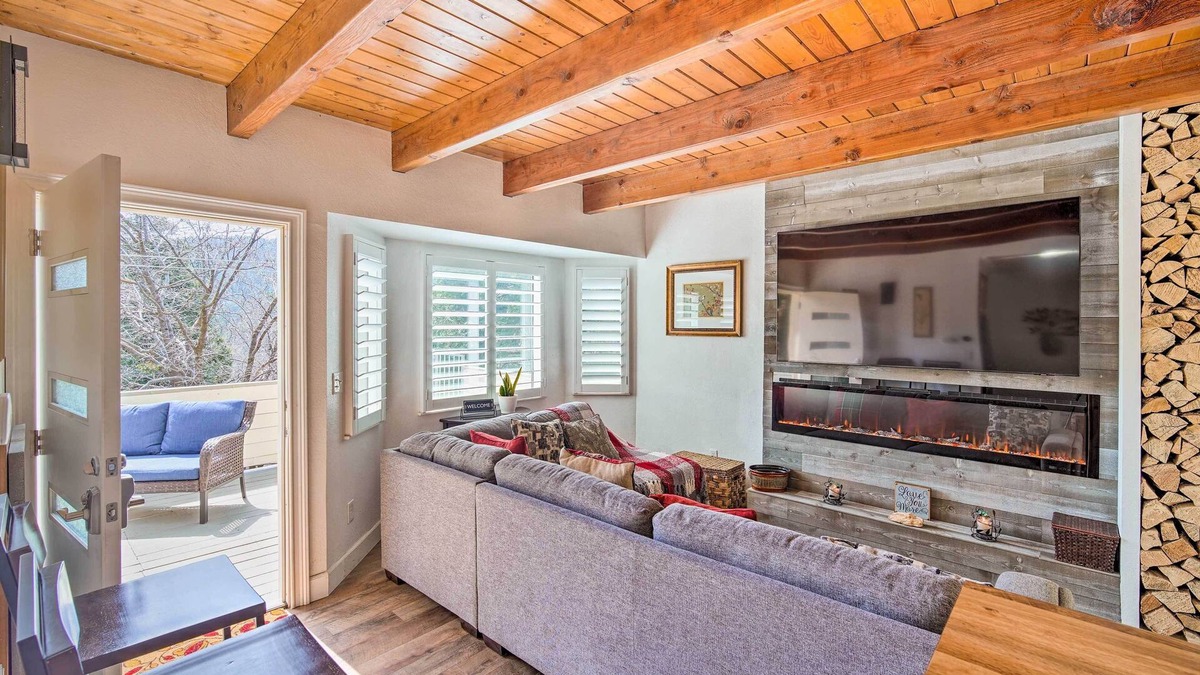 Crestline Cabin | Crestline Cabin w/Deck: 1 Mi to Lake Gregory