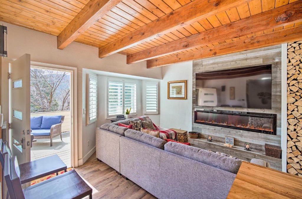 Crestline House | Crestline Cabin with Deck 1 Mi to Lake Gregory