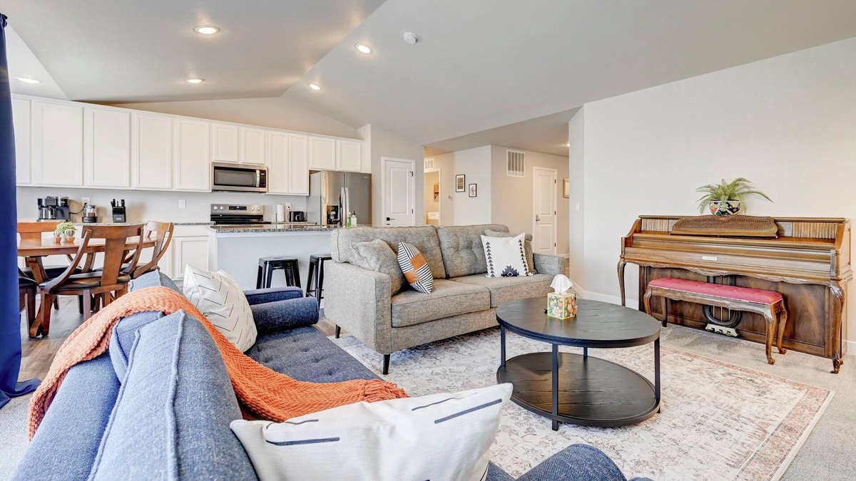 Pueblo House | Crestwood, Pueblo . Luxury City Escape - Garage - Yard - 10 Mins to DT