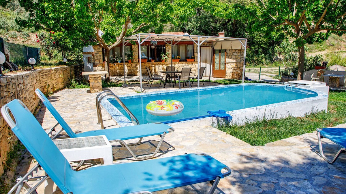 Monopari House | cretan tradiotional lake house with stunning views