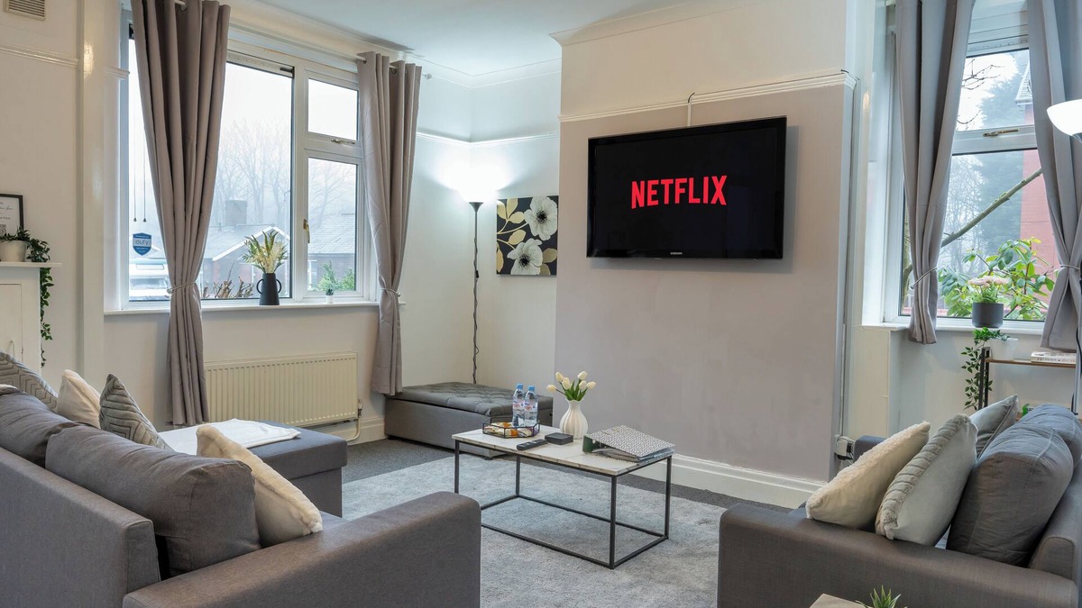 Bury House | Crew Quarters Inn - Perfect for Long Stays