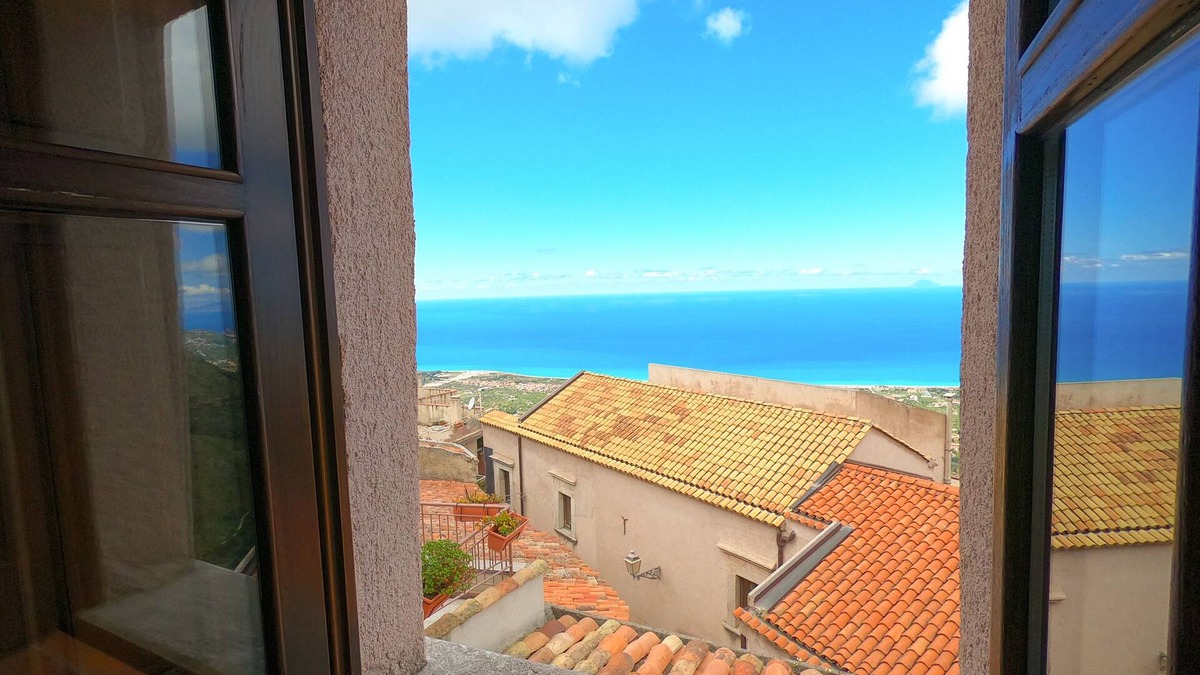 San Marco d'Alunzio Apartment | Crimaldi balcony in the historic center of San Marco d'Alunzio