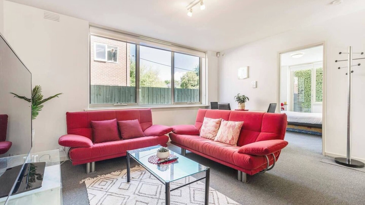 Hawthorn Apartment | Crimson Clover Cosy Retreat near Swinburne Uni