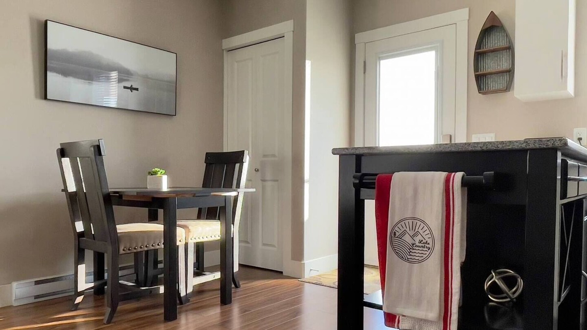 Winfield House | Crimson Sunrise is surrounded by wineries, orchards and lakes.