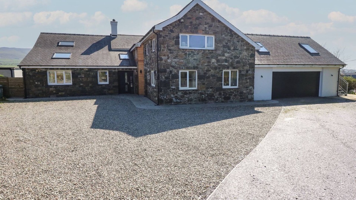 Garn Fadryn House | CRIW, pet friendly, luxury holiday cottage in Sarn Meyllteyrn