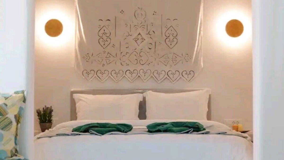 Akrotiri Apartment | Crocus traditional house minutes walk from caldera