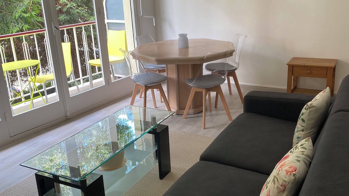 Cros-de-Cagnes Apartment | Cros de Cagnes-sur-Mer building facing the sea