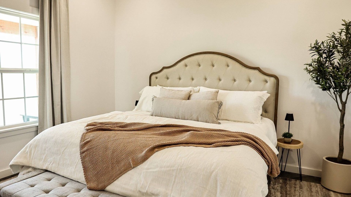 Fredericksburg Cottage | Cross Mountain Bridal Cottage | Romantic Tub, Walk-In Shower & Pond Views