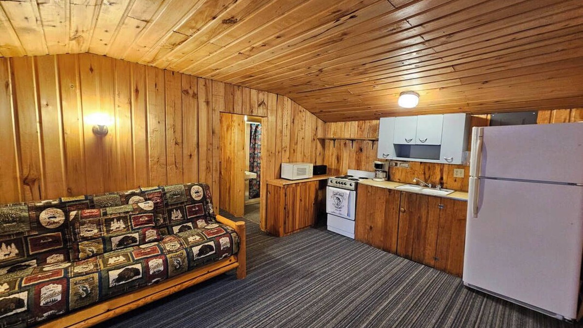 Nevis Cabin | Crow Crest Lodge Resort Studio Cabin Northern Adventure, Stunning Sunsets