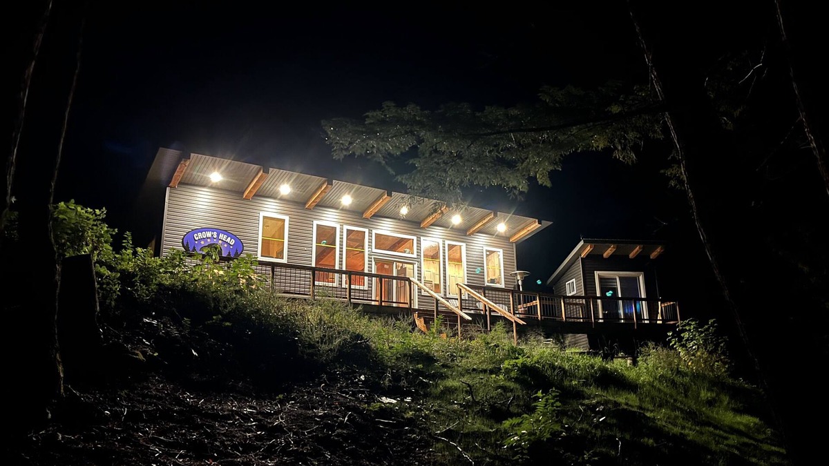 Tudor and Cashel Cabin | Crow's Head