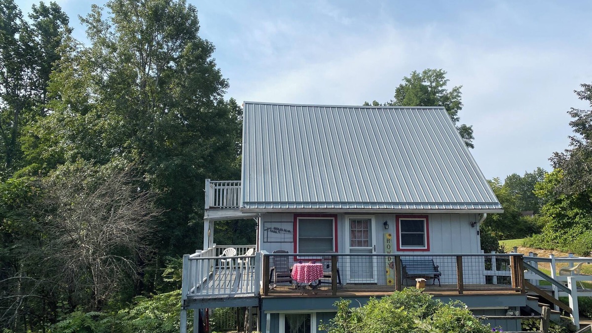 Hendersonville Ski Chalet | Crow's Nest Chalet-HendersonvilleNC-McMillan Hidden Valley-Blue Ridge Mtn Views!