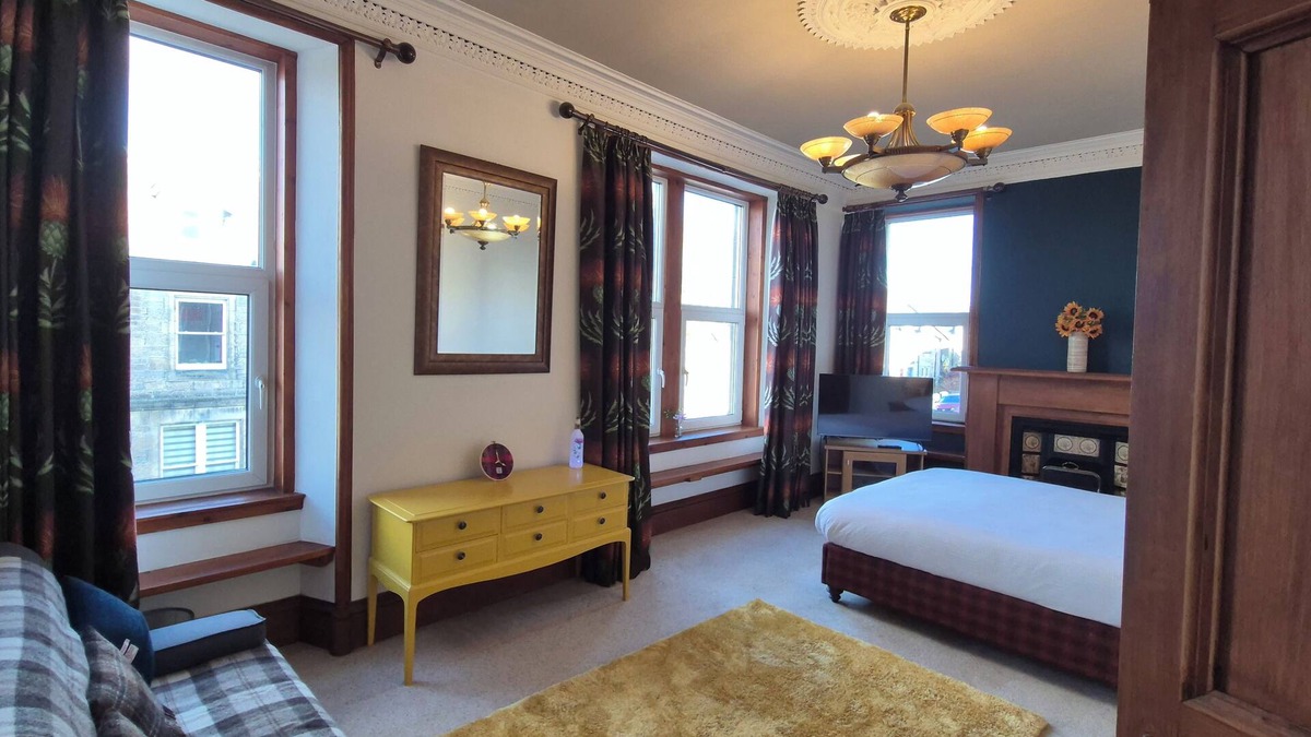 Inverness House | Crown Jewel - 4 Bedroom, 2 Bathroom Townhouse w Parking- Inverness City Centre