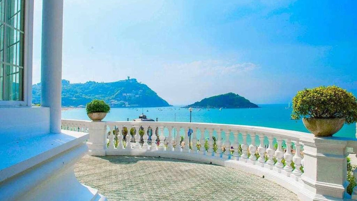 San Sebastian Centro Apartment | Crown of La Concha Beach by DonosRent