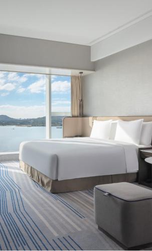 Jimei Hotel | Crowne Plaza Xiamen Jimei Seaview by IHG-Free Mini Bar