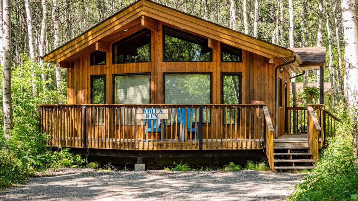 Crowsnest Pass Cabin | Crowsnest River Chalet - Wolf’s Den
