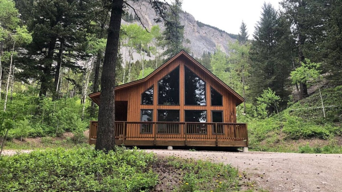 Crowsnest Pass Cabin | Crowsnest River Chalet - Yeti