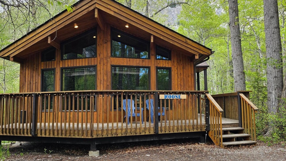 Crowsnest Pass Cabin | Crowsnest River Chalet - Moose