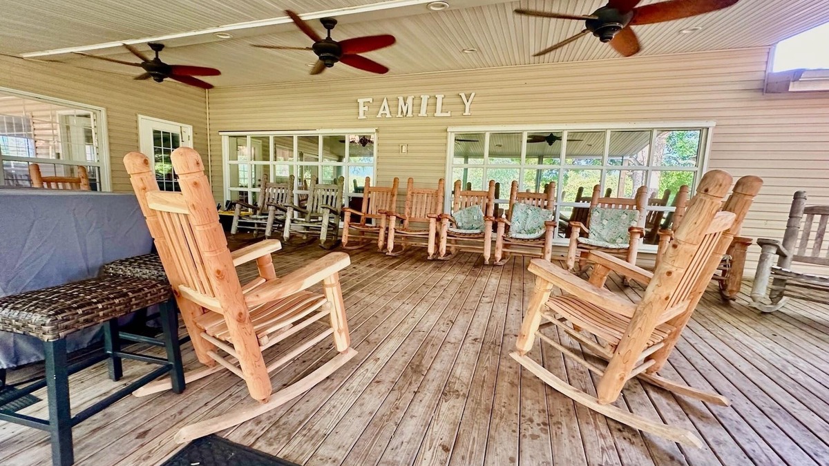 Saucier House | Cruising Coast Discount ! Pool, Gym, Pool table, Lake + more