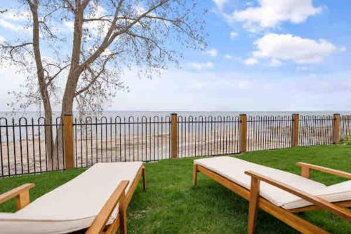 Crystal Beach House | Crystal Beach Executive Waterfront Lakehouse