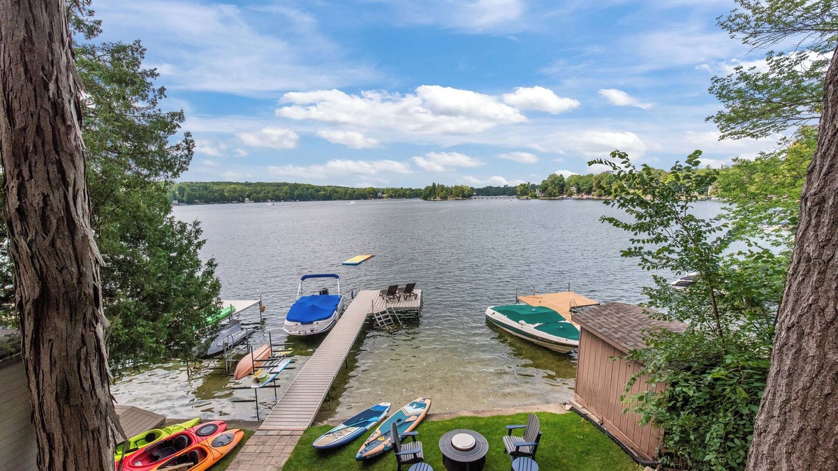Plymouth House | Crystal Clear Lake, Hot Tub, Kayaks, SUP & Firepit
