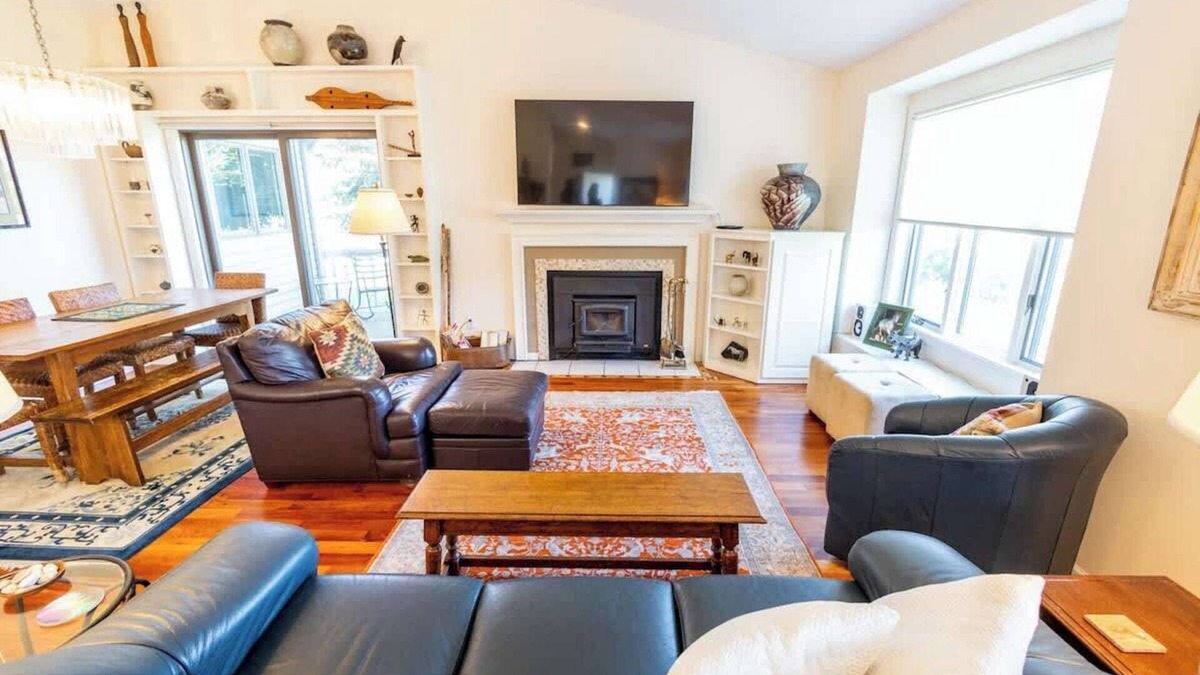 Lake Township House | Crystal Lake Ridge, 30-day rental, community pool