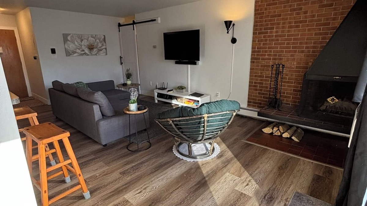 University Park Condo | CSU/Old Town steps away. Indoor Pool! Full reno Jan 2025!