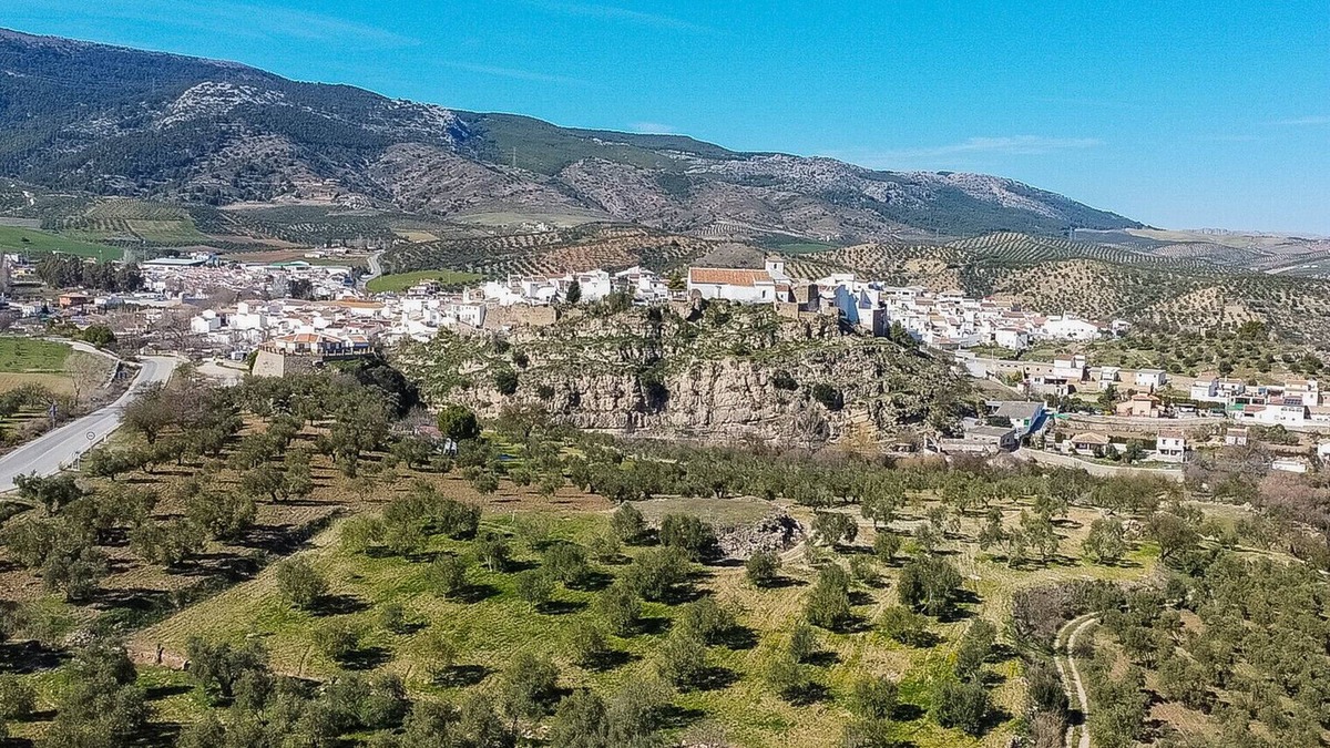 El Burgo Apartment | Cubo's El Burgo Old Town Apartment / free wifi / mountain route