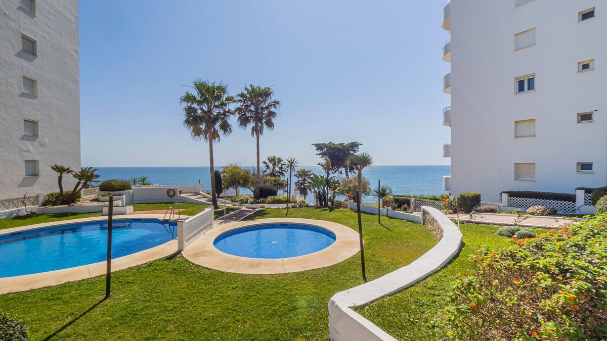 Calahonda Apartment | Cubo’s La Bambera First Line Beach/sea views/free wifi